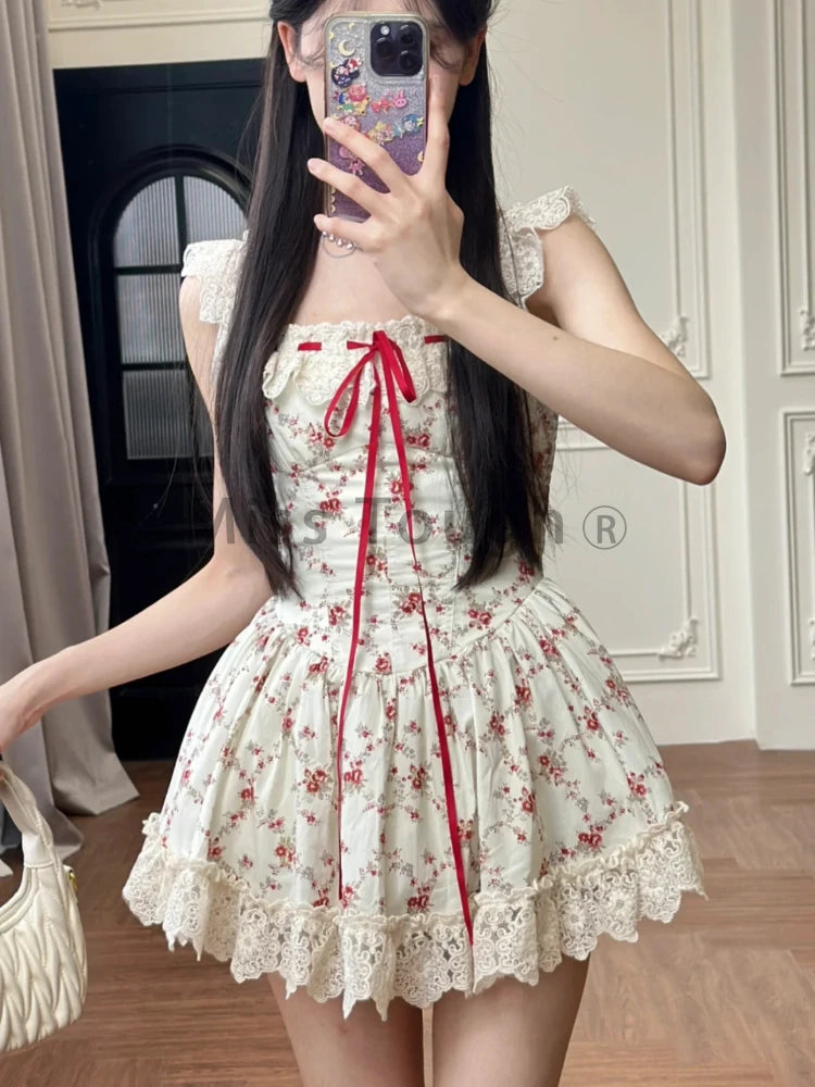 Robe Fleurie et Cardigan Tricoté Rouge