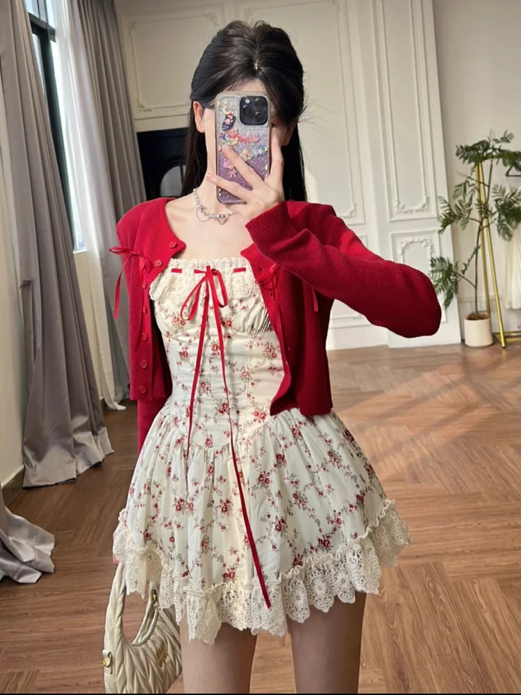 Robe Fleurie et Cardigan Tricoté Rouge